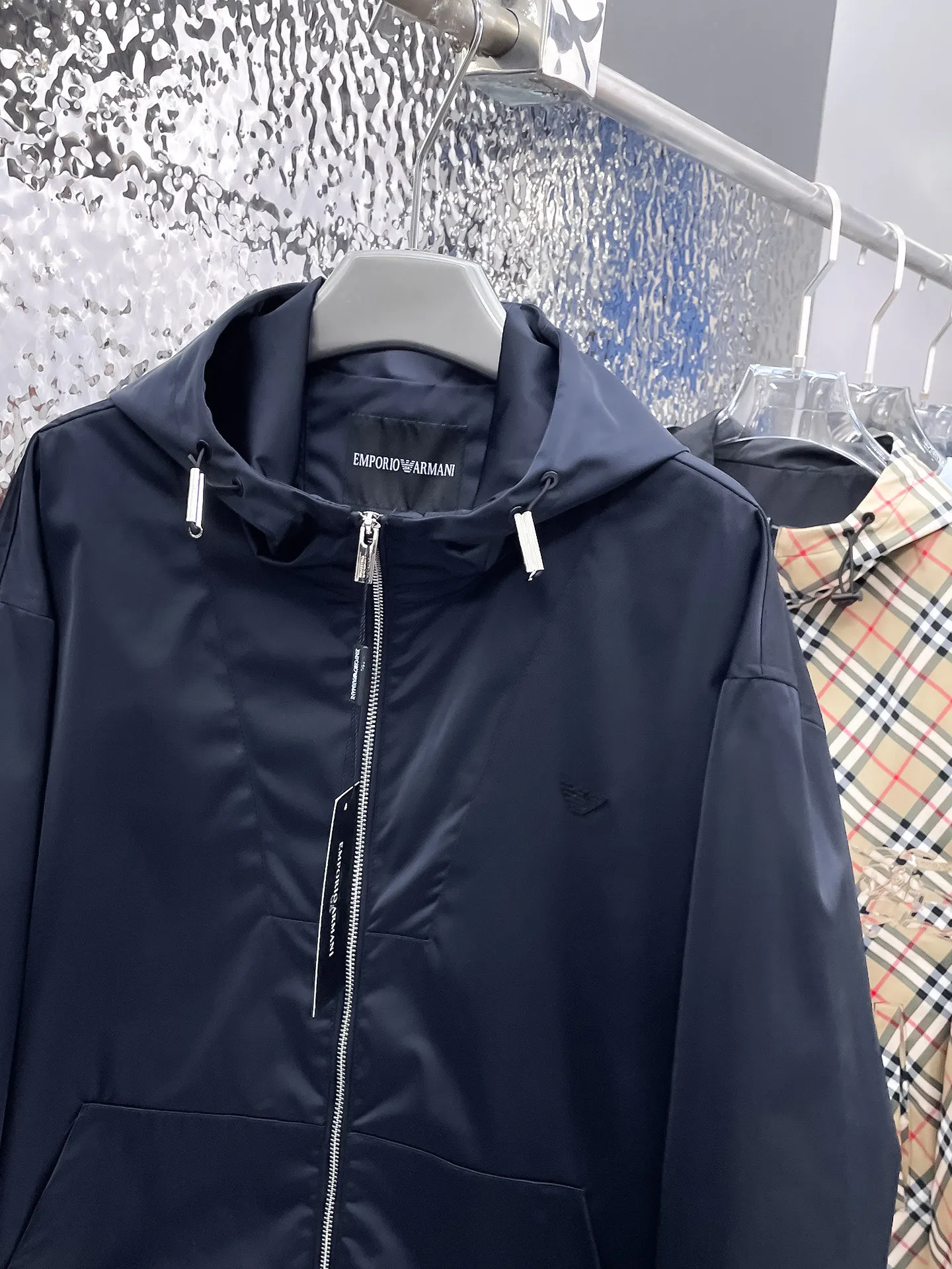 Armani official website Same Style, complete with three labels, on sale in advance! 2026 Autumn and Winter New Arrival men's jacket, Original three-label premium version! The custom-made fabric Breathable in the counter has high comfort, impeccable details, and brand element design concept, reflecting high quality. It feels delicate and soft! It presents a casual cut and the upper body shape is great! Sizes: M～3XL
